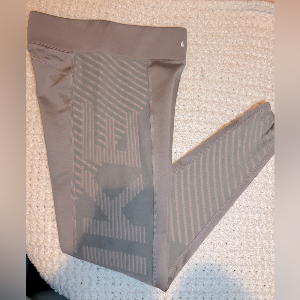 Nike - Picture 5 of 7